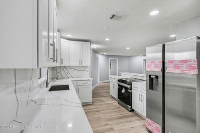 Wow, A MUST SEE!! Gorgeous Executive 3 bedrooms, 3 Bathrooms - photo 2