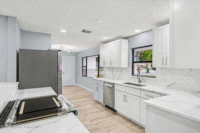 Wow, A MUST SEE!! Gorgeous Executive 3 bedrooms, 3 Bathrooms - photo 3