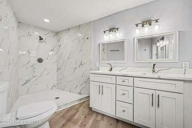 Wow, A MUST SEE!! Gorgeous Executive 3 bedrooms, 3 Bathrooms - photo 6