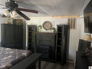 Charming 3-bedroom, 1-bath home situated on a spacious - photo 15