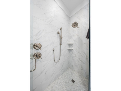 Welcome to 105 Rosecourt Street, the largest single-story floor - photo 34