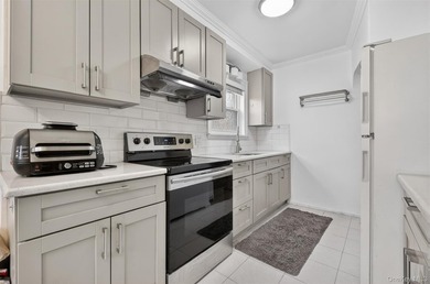 Prime Flushing location! Well-maintained legal 2-family home - photo 12