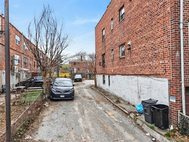 Prime Flushing location! Well-maintained legal 2-family home - photo 18