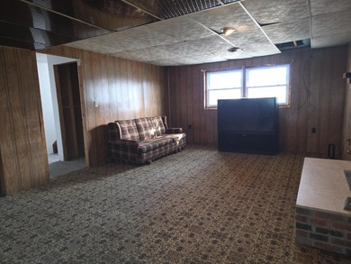 With over 3000 sqft of living space and nearly 7 acres, this