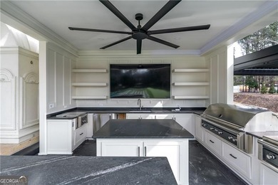 Extraordinary, fully renovated gated estate offering a rare - photo 12
