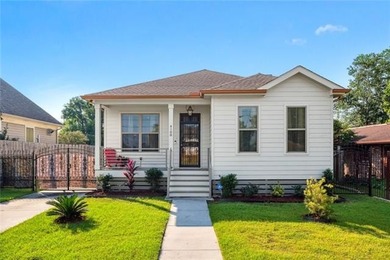 Welcome home to this stunning Gentilly residence featuring 3 - photo 1