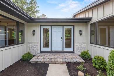 Stunning fully renovated 5BR/4.5BA ranch on secluded .88-acre - photo 4