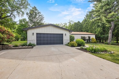 Stunning fully renovated 5BR/4.5BA ranch on secluded .88-acre - photo 6