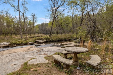 Meticulously maintained and full of charm, this 2 bed, 2 bath - photo 4