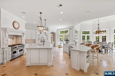 A decorators showplace! Beverly Hills Regency-Style Colonial - photo 15