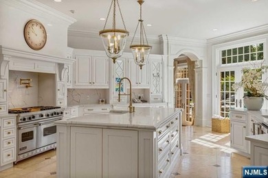 A decorators showplace! Beverly Hills Regency-Style Colonial - photo 16