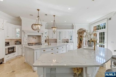 A decorators showplace! Beverly Hills Regency-Style Colonial - photo 17