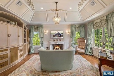 A decorators showplace! Beverly Hills Regency-Style Colonial - photo 24