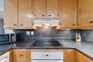 NEW PRICE!! Welcome to this bright and open 3-bedroom, 2.5-bath - photo 32