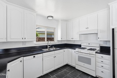 Beautiful 2-bedroom, 2-bath home located in a highly desirable - photo 11