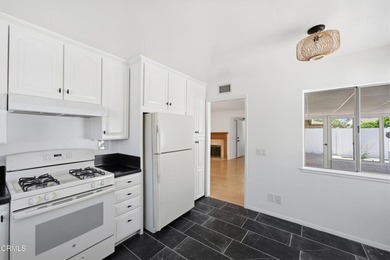 Beautiful 2-bedroom, 2-bath home located in a highly desirable - photo 12