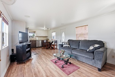 Beautifully maintained and fully furnished 1-bedroom home - photo 2