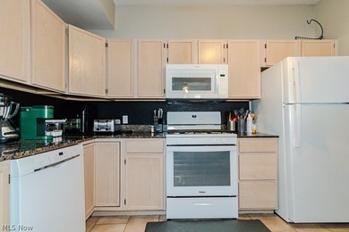 Welcome home to this beautifully updated 2 bedroom, 2 bathroom - photo 21