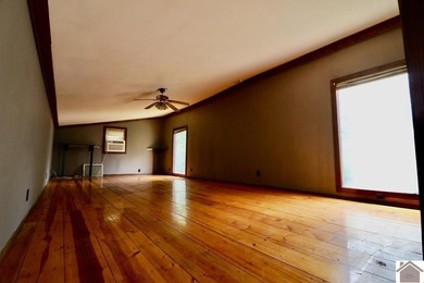 **Unique Lakeside Retreat in Kuttawa!** Discover one of the most - photo 16