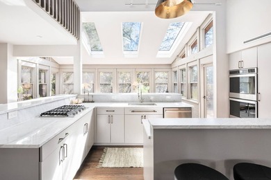 Beautifully renovated home in the desirable waterfront community - photo 5