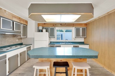 Welcome home to this beautifully updated 3 bedroom, 2 bathroom - photo 4
