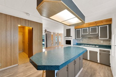 Welcome home to this beautifully updated 3 bedroom, 2 bathroom - photo 5