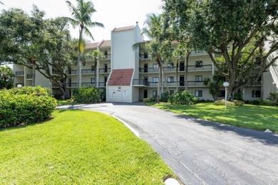Beautiful furnished 2 bedroom 2 bath unit with open kitchen and - photo 21