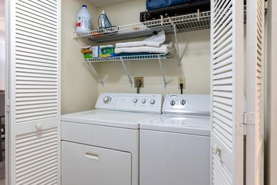 Beautiful furnished 2 bedroom 2 bath unit with open kitchen and - photo 23
