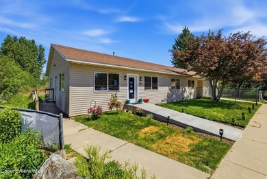 Excellent mixed-use investment opportunity featuring a - photo 2