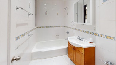 A spacious and thoughtfully updated co-op located in the heart - photo 11