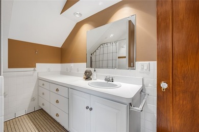 Craftsman charm meets today's modern updates! This beautifully - photo 42