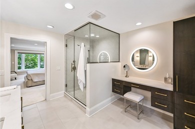 Fully renovated in 2022, this luxurious 4BR, 4.5BA lakefront - photo 19