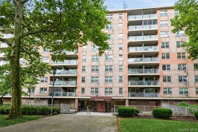 Spacious three-bedroom one-and-a-half-bathroom condominium - photo 1