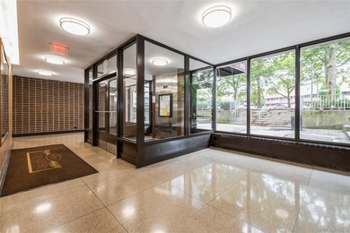 Spacious three-bedroom one-and-a-half-bathroom condominium - photo 3