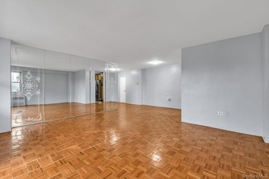 Spacious three-bedroom one-and-a-half-bathroom condominium - photo 4