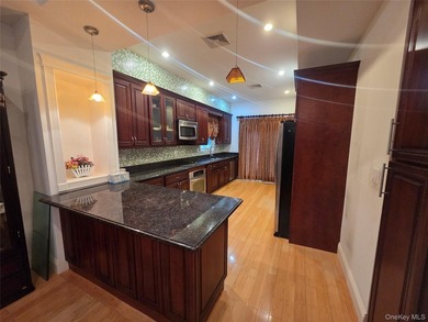 North Flushing Custom Built year 2008 luxury brick house, Large - photo 6