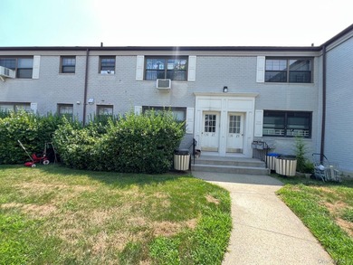 Bright corner garden-style 1-bedroom, 1-bath co-op on the 1st - photo 11