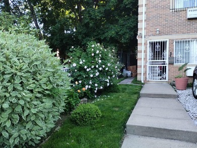 Newer construction. Only 20 years old with modern appliances and - photo 2