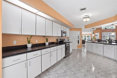 CUSTOM MULTI-GENERATIONAL POOL ESTATE ON OVER 1 ACRE

Rarely - photo 14