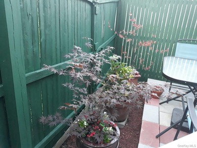 Newer construction. Only 20 years old with modern appliances and - photo 8