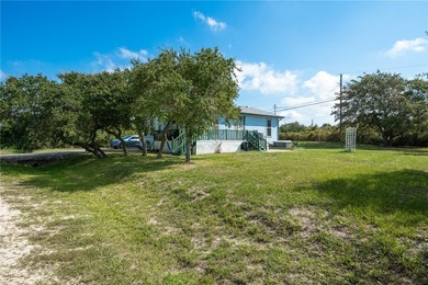 Charming 2 bedroom, 1 bath, coastal home located on 3 lots in - photo 1
