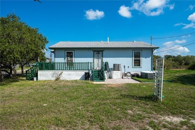 Charming 2 bedroom, 1 bath, coastal home located on 3 lots in - photo 2