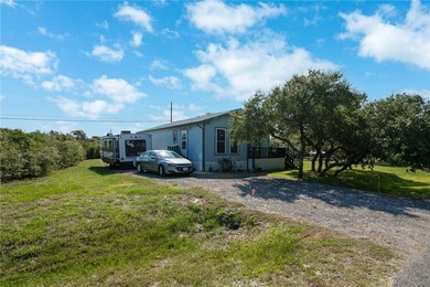 Charming 2 bedroom, 1 bath, coastal home located on 3 lots in - photo 3