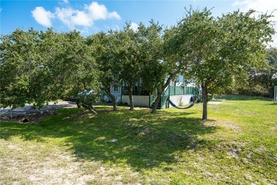 Charming 2 bedroom, 1 bath, coastal home located on 3 lots in - photo 4