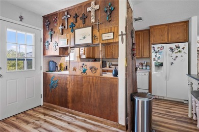 Charming 2 bedroom, 1 bath, coastal home located on 3 lots in - photo 9