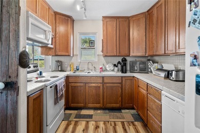 Charming 2 bedroom, 1 bath, coastal home located on 3 lots in - photo 10