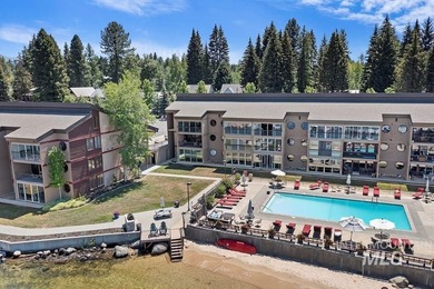 Luxurious 3-bedroom, 3 bath ground-level end unit perfectly - photo 2