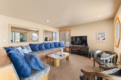 Luxurious 3-bedroom, 3 bath ground-level end unit perfectly - photo 5