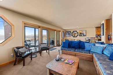 Luxurious 3-bedroom, 3 bath ground-level end unit perfectly - photo 7