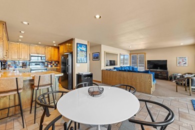 Luxurious 3-bedroom, 3 bath ground-level end unit perfectly - photo 8